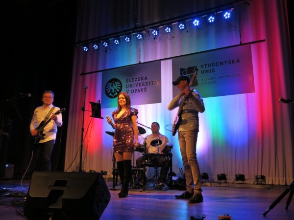 Hot Strings Band – Hudba na svatby, koncerty, plesy a společenské akce