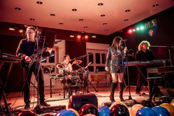 Hot Strings Band – Hudba na svatby, plesy a společenské akce